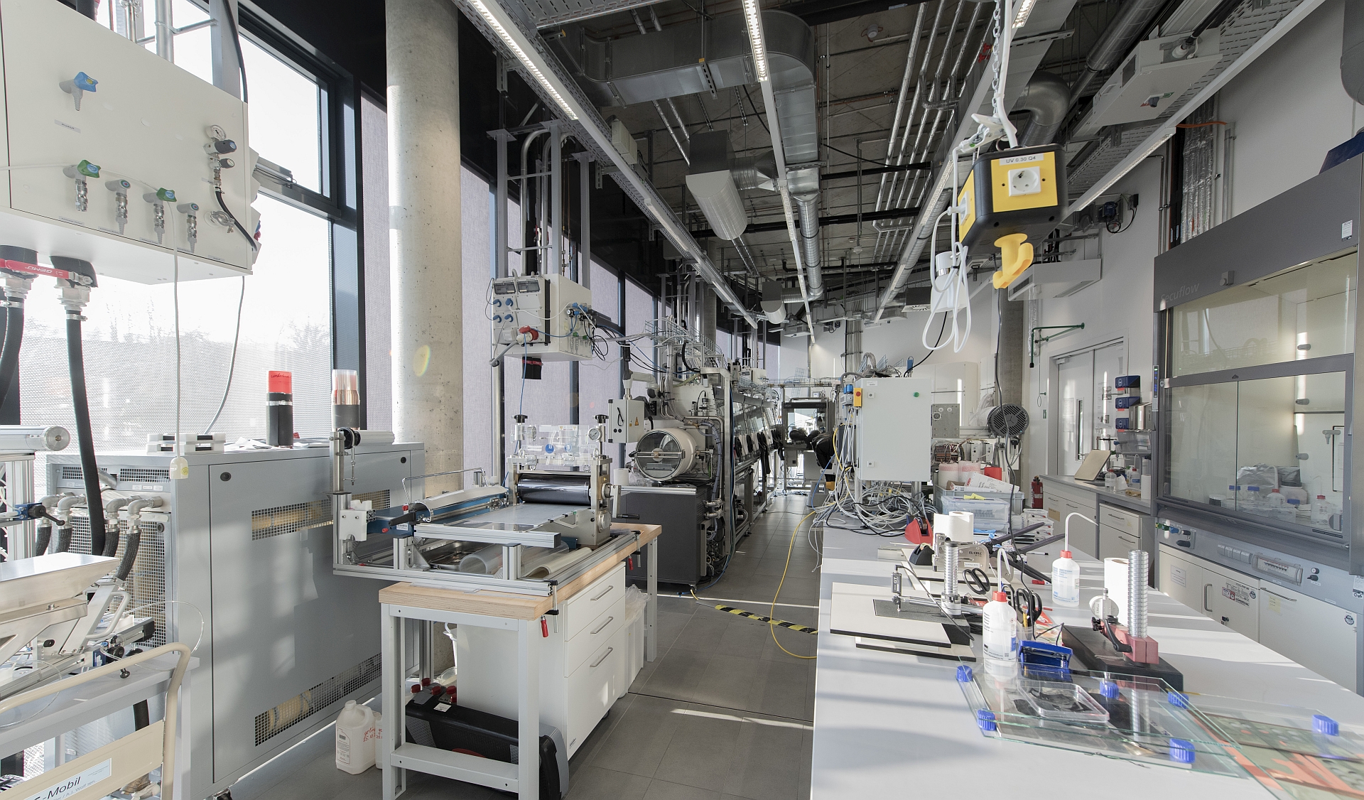 At the Fraunhofer ISC, Würzburg, the complete process chain for the production of battery cells is available. Currently, the area for assembly under protective gas atmosphere is being further expanded (in the picture at the back left). At the Fraunhofer ISC, Würzburg, the complete process chain for the production of battery cells is available. Currently, the area for assembly under protective gas atmosphere is being further expanded (in the picture at the back left).