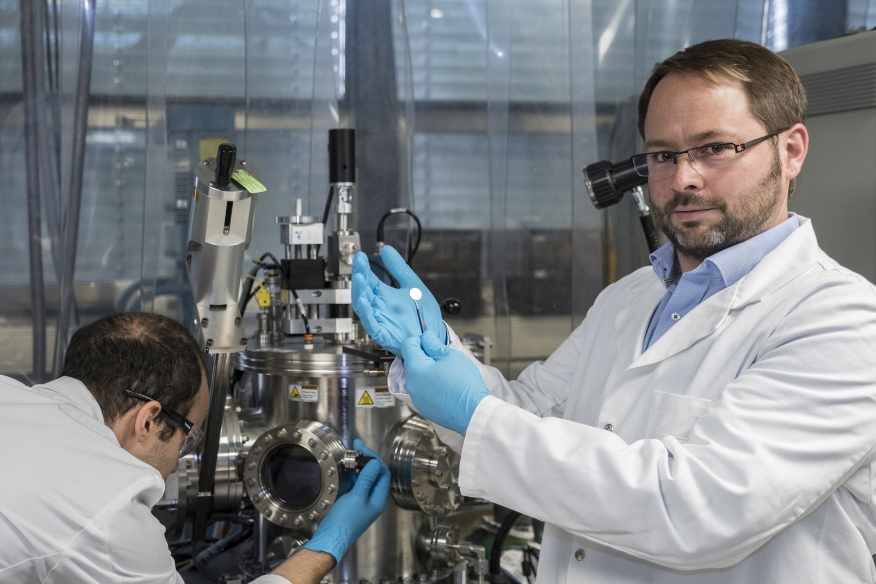 Stephan Bücheler uses thin-film methods to produce model systems for the next generation of batteries. Stephan Bücheler uses thin-film methods to produce model systems for the next generation of batteries.